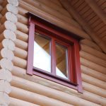 Μετρητά παράθυρα σε ένα ξύλινο σπίτι