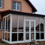 Hus med en glasert veranda