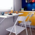 Une combinaison de meubles jaunes et d'un tablier bleu