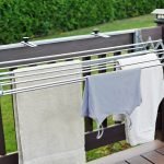Séchage des vêtements sur le balcon
