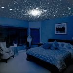 Le ciel étoilé sur un plafond tendu dans une chambre