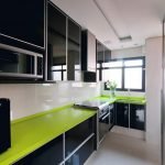 Cozinha preto e branco com detalhes em verde