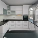 Hvitt kjøkken og sort benkeplate
