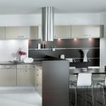Kjøkkenstue i svart og hvitt