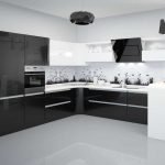 Černá a bílá zástěra v kuchyni