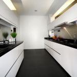 Balta virtuvė su juodais stalviršiais