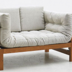 Καναπές με λαμπερά μαξιλάρια