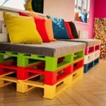 Färgad soffa från pallar