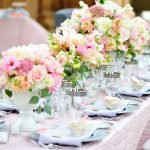 Blumensträuße mit lebenden Rosen auf dem Tisch