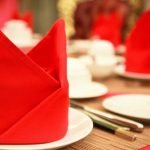 Guardanapos vermelhos em uma decoração de mesa