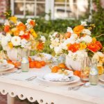 Tischdekoration mit rechteckigen Blumen