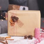 Embalatge de regals en paper artesà
