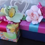 Κουτιά δώρου με λουλούδια