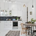 Podea albă în bucătărie