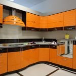 Oransje kjøkken i interiøret