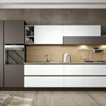 Hvitt kjøkken med grå aksenter