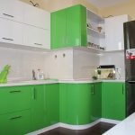 Бяло-зелена кухня с интегрирани уреди