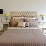 Aydınlık bir yatak odası için tekstil ürünleri