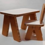 Barnemøbler laget av papp