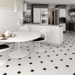Pavimenti della cucina in bianco e nero