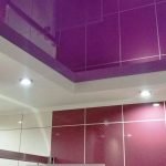 Plafond tendu violet dans la salle de bain