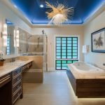 Mėlynos pakabinamos lubos vonios kambaryje