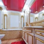 Czerwony podwieszany sufit w łazience