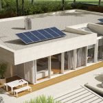 Ηλιακοί συλλέκτες στην οροφή του σπιτιού