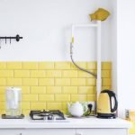 Žlutá zástěra v kuchyni