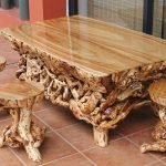 Kleiner Tisch und Stühle aus Baumstümpfen