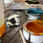 Application de peinture jaune sur la surface