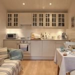 Vita möbler i köket