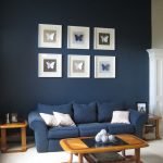 Vita bilder på en blå vägg