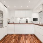 Witte U-vormige keuken