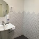 Grey tile sa banyo