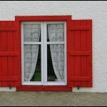 Fönster med band och fönsterluckor