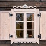 Rzeźbione drewniane okiennice