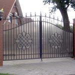 Kovaná polykarbonátová brána