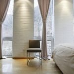 Soveværelse med store vinduer
