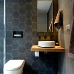 Parede de azulejo-favo de mel no banheiro