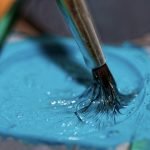 Påfør blå maling med en børste