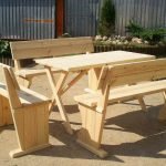 שולחן וכיסאות עץ