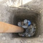 Ompliu el forat amb pedres