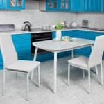 Yhdistelmä sinisiä huonekaluja ja harmaita seiniä