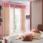 غرفة نوم مع جدران وردية