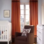 Vita möbler i barnkammaren