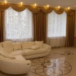 Hvit sofa i stuen