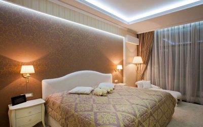 Stretch οροφές στο υπνοδωμάτιο: 100 επιλογές στο εσωτερικό