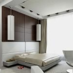 Stræk loftet i soveværelset i højteknologisk stil