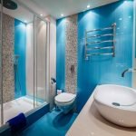 Banheiro azul brilhante